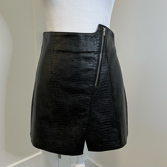 Goddess Pants - ZY Goddess Black Faux Leather Skort - Size M - FREE SHIPPING on Bundles $95+